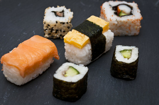 Sushi auf einer Schieferplatte