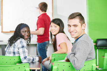 Multikulturelle Schüler bei einem Referat