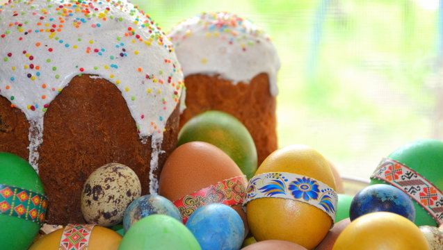 Пасхальные куличи с красочными яйцами - религиозный праздник  