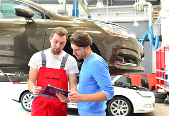 Kostenvoranschlag für Autoreparatur durch Mechaniker in einer Werkstatt