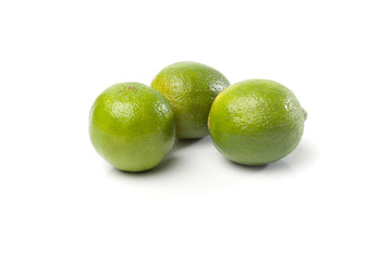 Grüne Limetten Früchte, Freisteller auf weissem Hintergrund