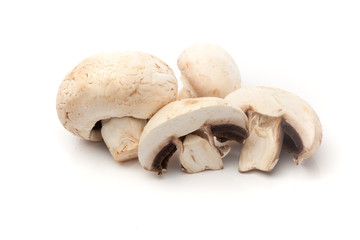 Weisse Champignon Pilze, Freisteller auf weissem Hintergrund