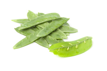 Grüne Zuckererbsen in Hülse, Freisteller auf weissem Hintergru