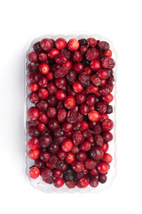 Cranberries in Schale, Moosberen, Freisteller auf weissem Hinter