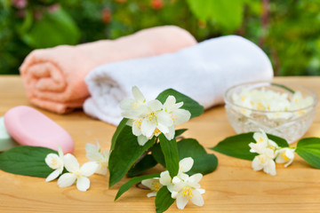 Obraz na płótnie Canvas Spa and wellness setting with jasmine flowers