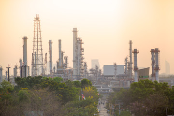 Obraz premium Oil refinery at twilight