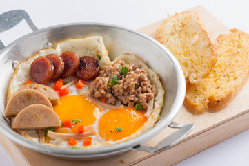Pan-fried egg with toast