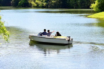 Fototapeta na wymiar Familie im Elektroboot am See