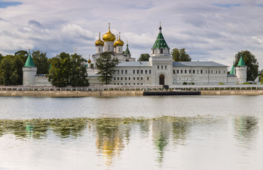 Fototapeta na wymiar The Ipatiev monastery in Kostroma
