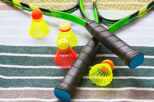 SPEEDMINTON, a couple of rackets on the towel