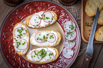Toasts with radish, chives and cottage cheese.