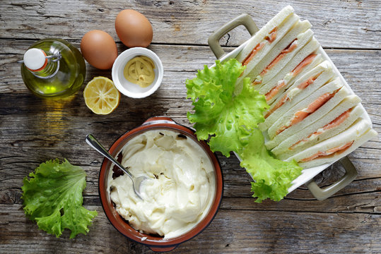 tramezzini al salmone e maionese con ingredienti