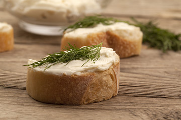 buttered bread with dill