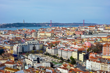 Fototapeta na wymiar Blick über Lissabon Richtung Tejo