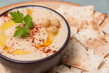 Bowl of hummus y pan pita