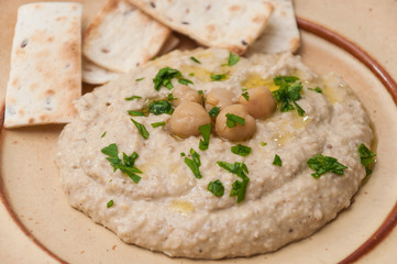 Ración de hummus y pan pita