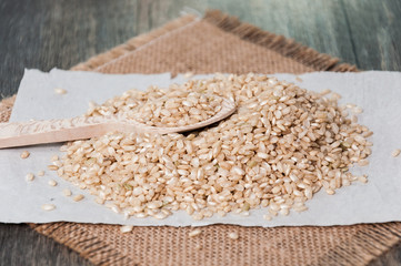 Arroz integral sobre un mantel de tela de saco