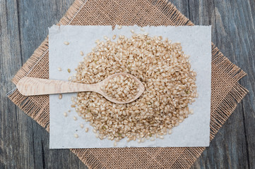 Arroz integral sobre un mantel de tela de saco