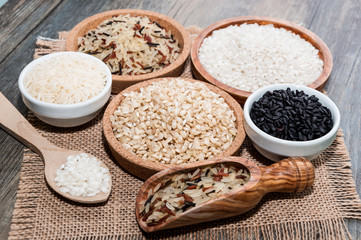 Varios boles de arroz con diferentes arroces