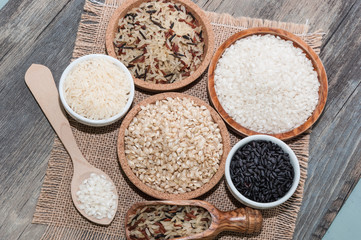 Varios boles de arroz con diferentes arroces
