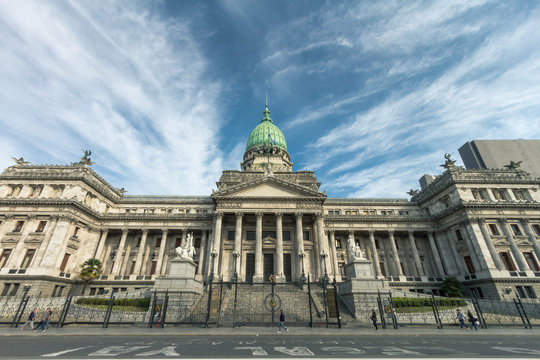 Frente del Congreso de la Nación Argentina visto desde la avenida