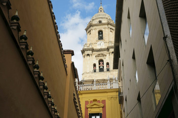 Seitengasse mit Sicht auf Kirche in alter spanischer Kleinstadt