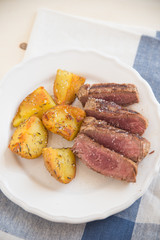 Steak mit Kartoffeln und Spargel 