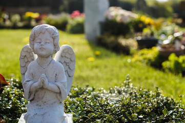 Engel, betend vor Friedhof (Grabschmuck)