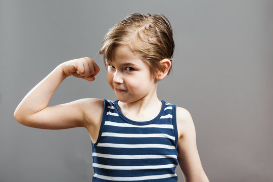 Junge präsentiert selbstbewusst seine Bizeps Muskeln