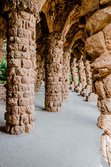 Colonnes en pierres et allées du Parc Güell