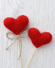 Obraz premium red hearts on white wooden background