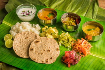 南インドの典型的な定食　ミールズ　 Lunch of meals south India