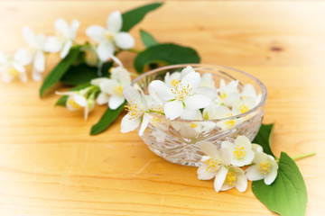 Obraz na płótnie Canvas Jasmine flowers in a glass bowl for aromatherapy