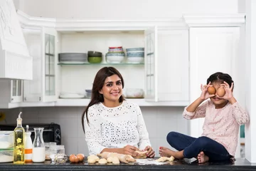 Crédence de cuisine en verre imprimé Cuisinier Indian mother and daughter enjoying cooking together