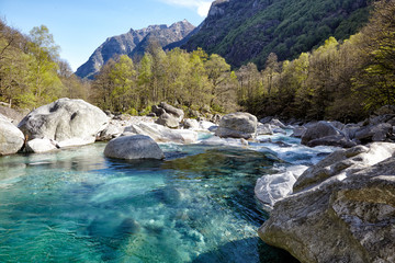 Verzasca, türkisfarbener Bergfluss im Verzascatal, Tessin, Felsbrocken, Wald und Himmel