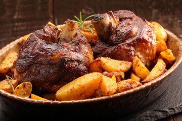 Knuckle of turkey with baked potato and dip