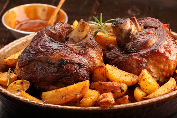 Knuckle of turkey with baked potato and dip