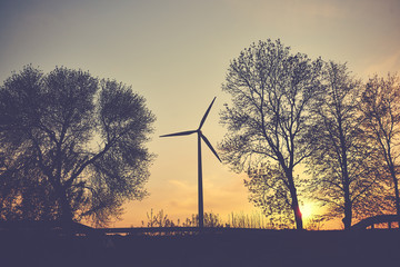 Obraz premium Elektrownia wiatrowa na tle wieczornego nieba - sepia