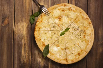 Photo sur Aluminium brossé Pizzeria Four cheese pizza with basil and oregano