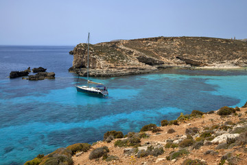 Segeljacht in der Blauen Lagune auf der Insel Comino