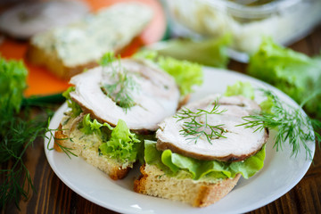 sandwich with lettuce and bacon 