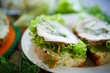 sandwich with lettuce and bacon 