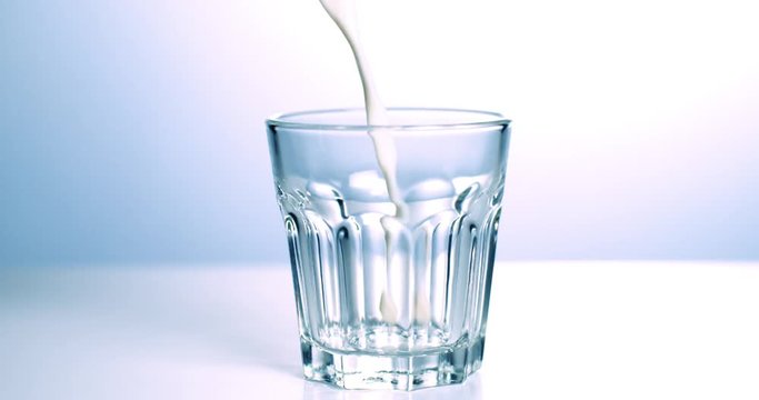 Glas wird mit frischer Milch gefüllt
