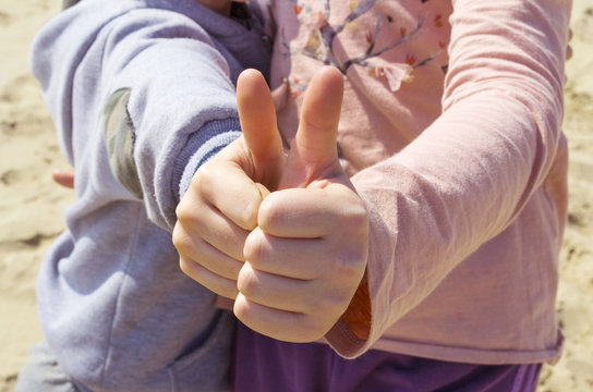 bambine con il pollice su