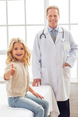 Fototapeta premium Little girl and pediatrician