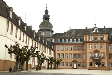 Fototapeta na wymiar Schloß Berleburg Detail mit geschnittenen Weiden und Brunnen