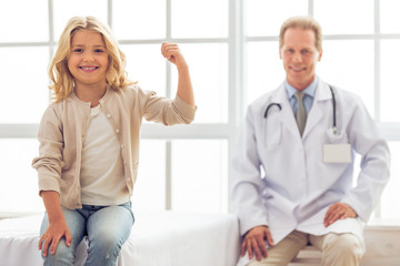 Obraz premium Little girl and pediatrician