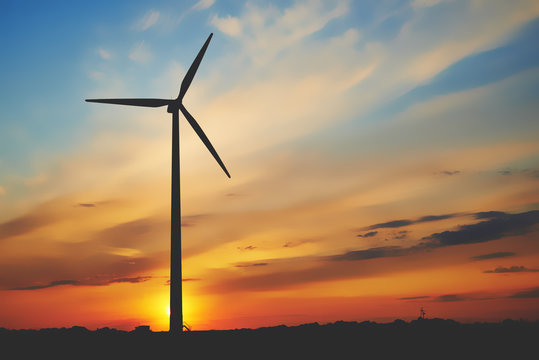 Elektrownia wiatrowa na tle wieczornego nieba