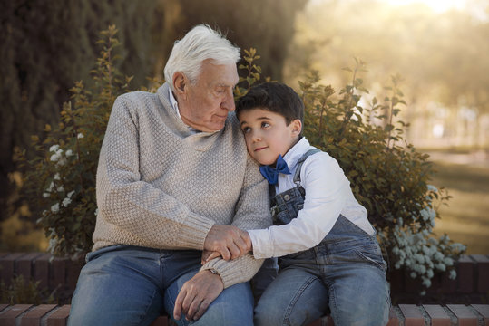 abuelo junto a su nieto