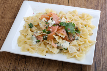 Pasta with salmon and cheese